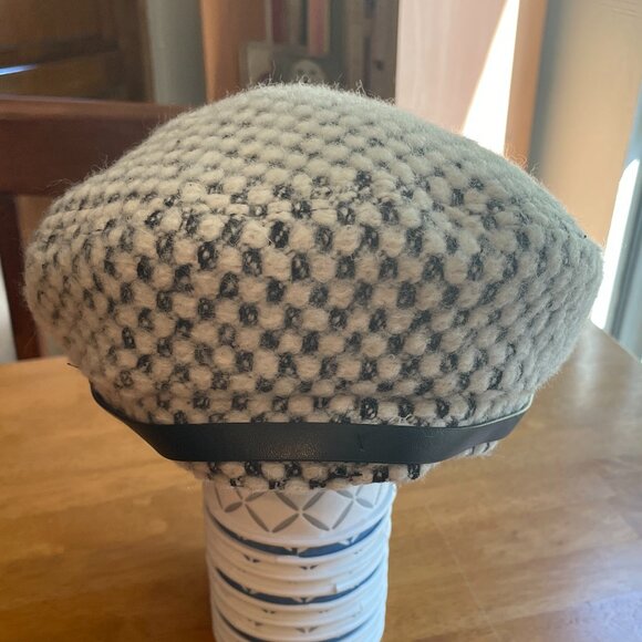 NWOT H&M black white newsboy cap with faux leather black band and bill - Picture 6 of 10